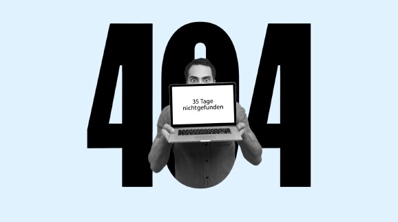 Eine digitale Grafik auf hellblauem Hintergrund. Im Zentrum stehen die gro&szlig;en, schwarzen Ziffern &bdquo;404&ldquo;. In der mittleren Ziffer (der Null) ist eine Schwarz-Wei&szlig;-Fotografie eines Mannes zu sehen, der mit weit ge&ouml;ffneten Augen direkt in die Kamera blickt. Er h&auml;lt einen aufgeklappten Laptop vor sein Gesicht, sodass nur seine Augenpartie knapp dar&uuml;ber hinausschaut. Auf dem hellen Laptop-Bildschirm steht der zentrierte Text &bdquo;35 Tage nichtgefunden&ldquo;.