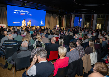 Fotos des AK Charity Kabaretts 2025. Die Fotos zeigen Gäste im Saal sowie Kabarettisten, CliniClowns und AK Präsident Bernhard Heinzle auf der Bühne.