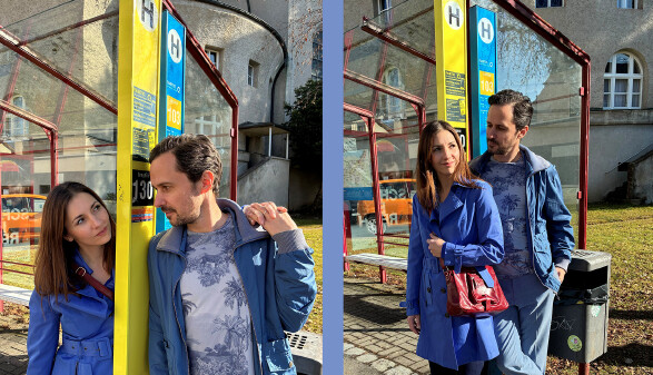 Zwei Menschen stehen an einer Bushaltestelle