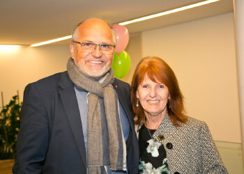 Fotos des AK Charity Kabaretts 2025. Auf den Fotos sind Gäste, Kabarettisten, CliniClowns und AK Präsident Bernhard Heinzle.