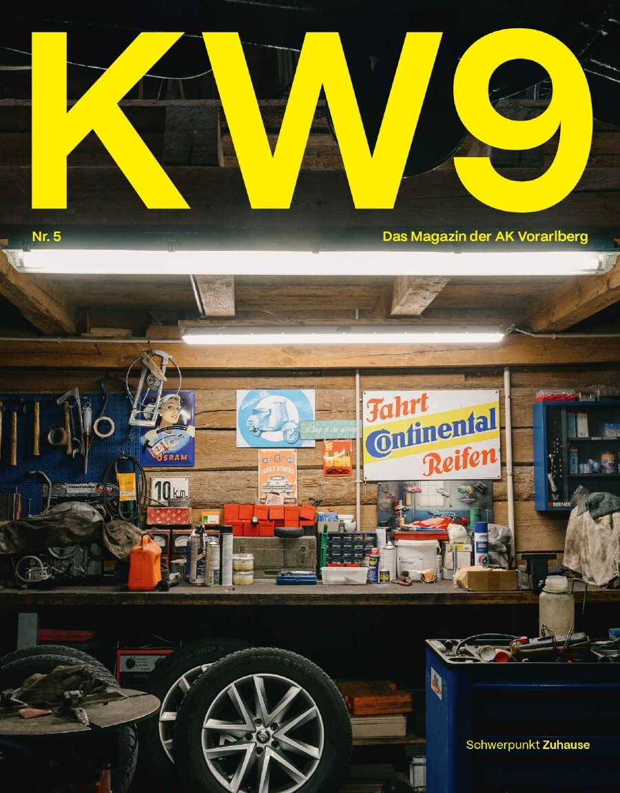 Cover-Motiv der Ausgabe Nr. 5 des AK Magazins zum Thema &bdquo;Zuhause&ldquo;. Zu sehen ist eine urige, detailreiche Heimwerkstatt mit Holzw&auml;nden, die von hellen Neonr&ouml;hren erleuchtet wird. Auf und vor der Werkbank reihen sich Autoreifen, Werkzeuge, Kanister und historische Werbeschilder (u.a. Continental Reifen und Osram) aneinander. &Uuml;ber dem Bild liegt der gro&szlig;e, gelbe Titel-Schriftzug &bdquo;KW9&ldquo;.