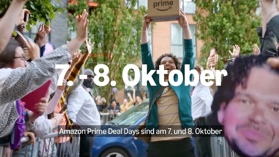 Menschenmenge bei den Amazon Prime Deal Days: Eine Person hält ein Prime-Paket triumphierend über dem Kopf, umgeben von jubelnden Menschen