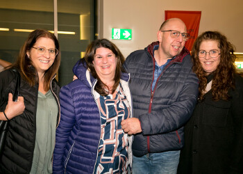 Fotos des AK Charity Kabaretts 2025. Auf den Fotos sind Gäste, Kabarettisten, CliniClowns und AK Präsident Bernhard Heinzle.