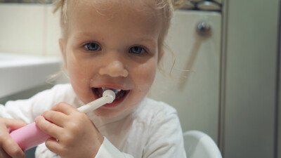 Ein Mädchen, das Zähne putzt