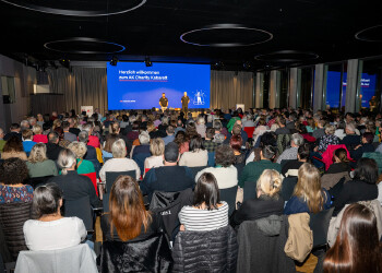 Fotos des AK Charity Kabaretts 2025. Die Fotos zeigen Gäste im Saal sowie Kabarettisten, CliniClowns und AK Präsident Bernhard Heinzle auf der Bühne.