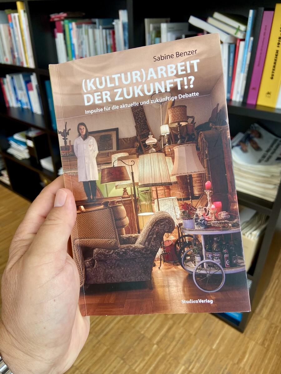 Sabine Benders Buch ist im Studienverlag erschienen, ISBN 978-3-7065-6357-4, und kostet 29,90 Euro