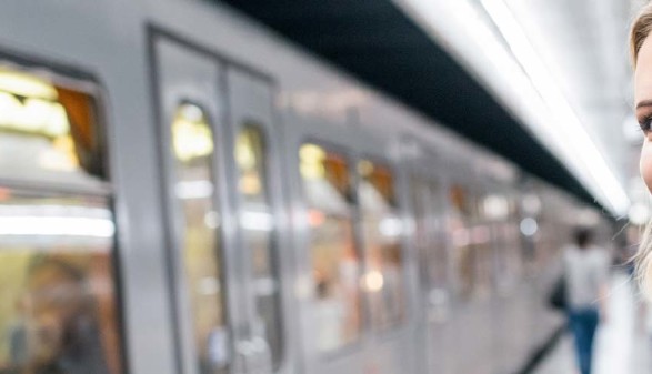 © Halfpoint, stock.adobe.com Junge Frau am Bahnsteig © Halfpoint, stock.adobe.com