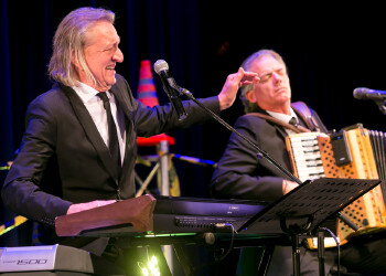 Fotos des AK Charity Kabaretts 2025. Auf den Fotos sind Gäste, Kabarettisten, CliniClowns und AK Präsident Bernhard Heinzle.