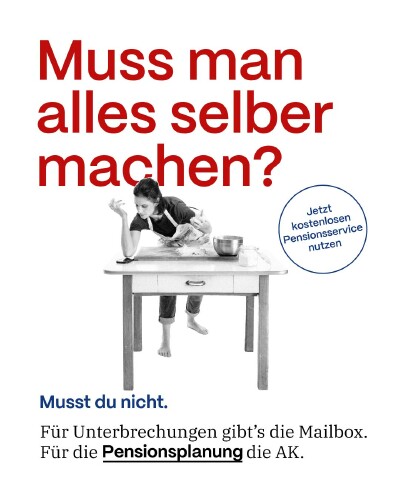 AK-Grafik mit Text: &bdquo;Muss man alles selber machen? Musst du nicht. F&uuml;r Unterbrechungen gibt&rsquo;s die Mailbox. F&uuml;r die Pensionsplanung die AK.&ldquo; In der Mitte ein Schwarz-Wei&szlig;-Foto einer Frau, die mit teigverschmierten H&auml;nden versucht, ihr Smartphone per Ellbogen zu bedienen. Rechts ein blauer Button: &bdquo;Jetzt kostenlosen Pensionsservice nutzen&ldquo;.