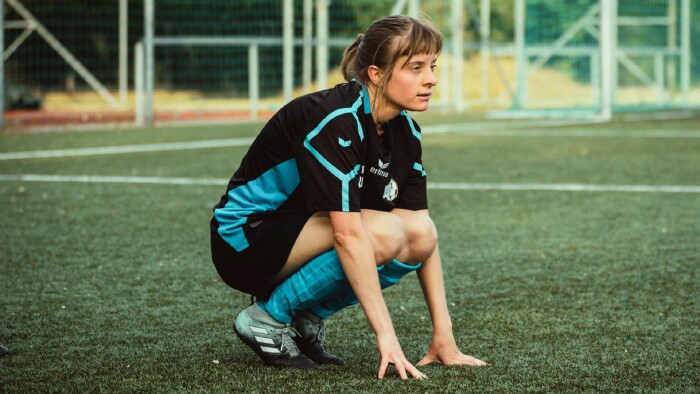 Fußballerin Nadine Jochum auf dem Spielfeld in Hocke