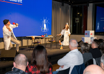 Fotos des AK Charity Kabaretts 2025. Die Fotos zeigen Gäste im Saal sowie Kabarettisten, CliniClowns und AK Präsident Bernhard Heinzle auf der Bühne.