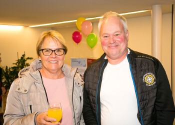 Fotos des AK Charity Kabaretts 2025. Auf den Fotos sind Gäste, Kabarettisten, CliniClowns und AK Präsident Bernhard Heinzle.