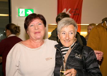 Fotos des AK Charity Kabaretts 2025. Auf den Fotos sind Gäste, Kabarettisten, CliniClowns und AK Präsident Bernhard Heinzle.