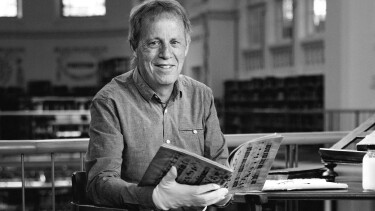 Norbert Schnetzer mit Buch in Hand