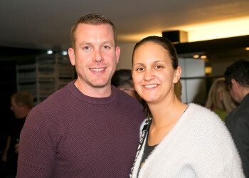 Fotos des AK Charity Kabaretts 2025. Auf den Fotos sind Gäste, Kabarettisten, CliniClowns und AK Präsident Bernhard Heinzle.