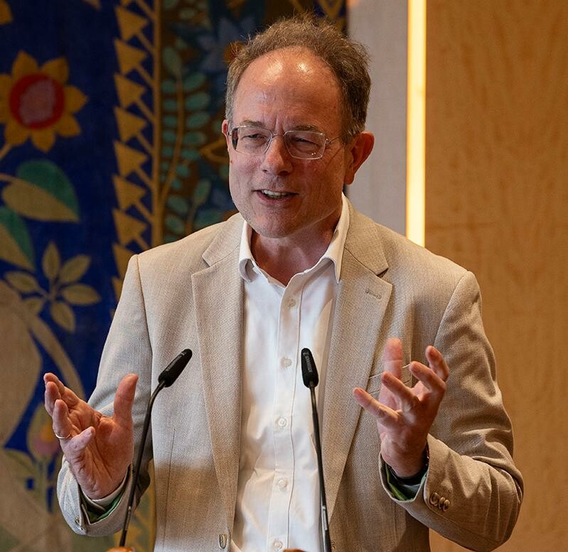 Jan-Heiner Tück: „Kein Mensch kann die Perspektive Gottes einnehmen.“ Tut er es doch, vergreift er sich am unbegreiflichen Geheimnis Gottes.