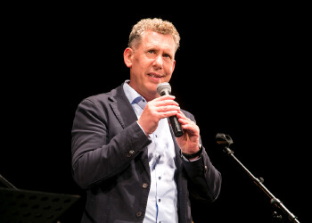 Fotos des AK Charity Kabaretts 2025. Auf den Fotos sind Gäste, Kabarettisten, CliniClowns und AK Präsident Bernhard Heinzle.