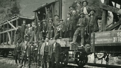 Arbeiter auf einem Wagon