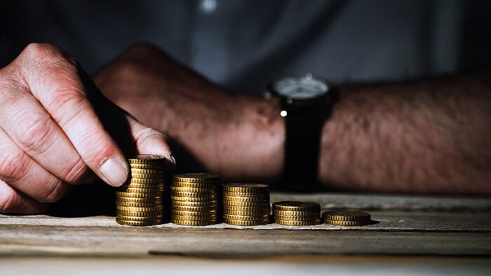 Mann z&auml;hlt Geldm&uuml;nzen