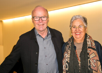 Fotos des AK Charity Kabaretts 2025. Auf den Fotos sind Gäste, Kabarettisten, CliniClowns und AK Präsident Bernhard Heinzle.