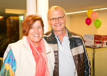 Fotos des AK Charity Kabaretts 2025. Auf den Fotos sind Gäste, Kabarettisten, CliniClowns und AK Präsident Bernhard Heinzle.