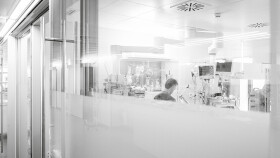 Krankenhaus: Blick durchs Fenster in einen Behandlungsraum