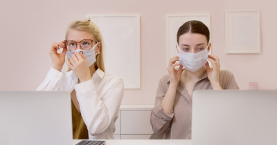 Frauen in einem Büro mit Mund-Nasen-Schutz © Pexels, Artem Podrez