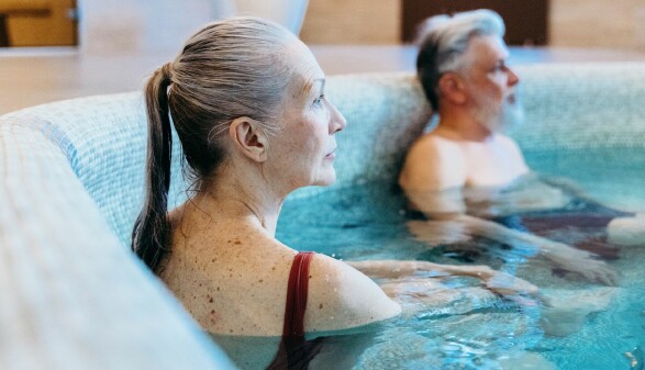 Ein älteres Paar im in einem Whirlpool