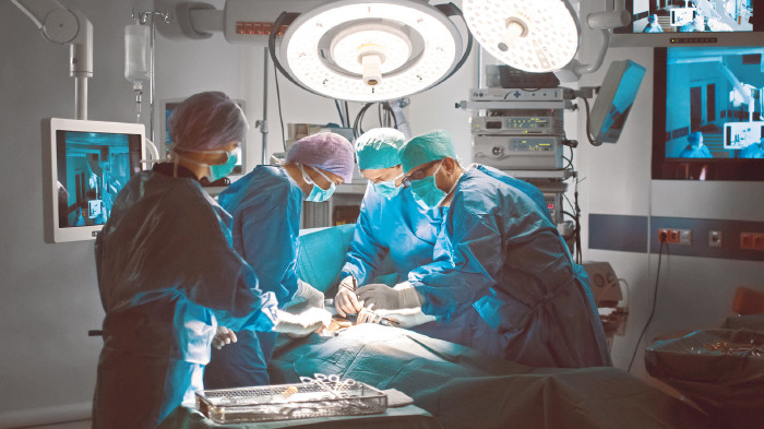 Chirurgen im Operationssaal © Gorodenkoff , stock.adobe.com