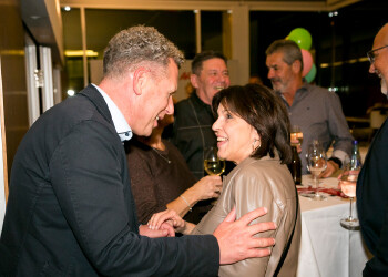 Fotos des AK Charity Kabaretts 2025. Auf den Fotos sind Gäste, Kabarettisten, CliniClowns und AK Präsident Bernhard Heinzle.