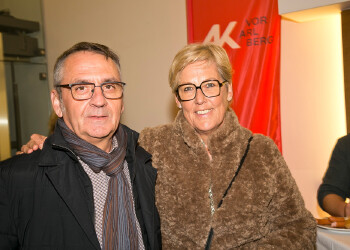 Fotos des AK Charity Kabaretts 2025. Auf den Fotos sind Gäste, Kabarettisten, CliniClowns und AK Präsident Bernhard Heinzle.