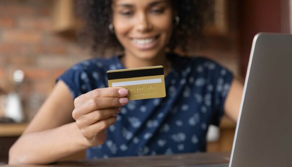 Frau mit Kreditkarte