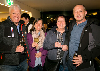 Fotos des AK Charity Kabaretts 2025. Auf den Fotos sind Gäste, Kabarettisten, CliniClowns und AK Präsident Bernhard Heinzle.