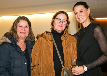 Fotos des AK Charity Kabaretts 2025. Auf den Fotos sind Gäste, Kabarettisten, CliniClowns und AK Präsident Bernhard Heinzle.