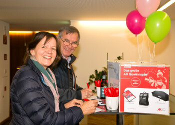 Fotos des AK Charity Kabaretts 2025. Auf den Fotos sind Gäste, Kabarettisten, CliniClowns und AK Präsident Bernhard Heinzle.