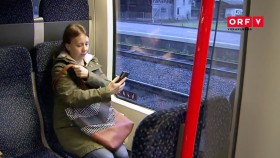 Eine Frau mit Handy in der Hand setzt sich im Zug auf einen Platz © ORF Vorarlberg