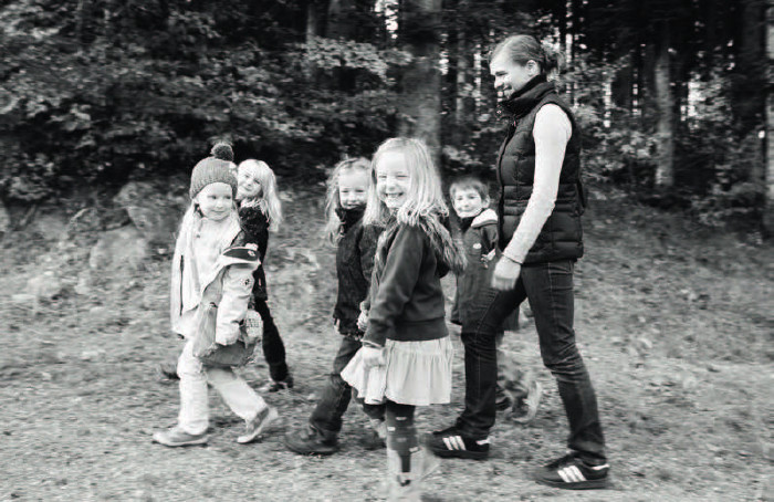 Kinder mit Betreuerin im Wald © Archivscan