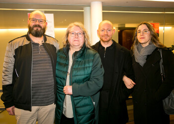 Fotos des AK Charity Kabaretts 2025. Auf den Fotos sind Gäste, Kabarettisten, CliniClowns und AK Präsident Bernhard Heinzle.