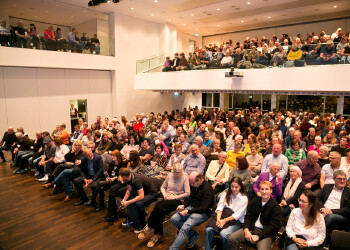 Fotos des AK Charity Kabaretts 2025. Auf den Fotos sind Gäste, Kabarettisten, CliniClowns und AK Präsident Bernhard Heinzle.