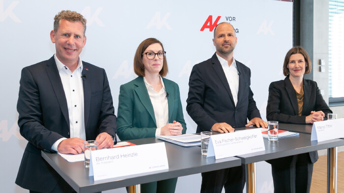 v.l.n.r. Bernhard Heinzle (AK Präsident), Eva Fischer-Schweigkofler (Abteilungsleiterin), Marco Tittler (Landesrat), Daniela Schallert (ABZ*AUSTRIA)
