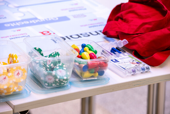 Foto vom Planspiel mit Spiel-Chips und Spielsteinen