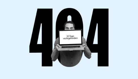 Eine digitale Grafik auf hellblauem Hintergrund. Im Zentrum stehen die gro&szlig;en, schwarzen Ziffern &bdquo;404&ldquo;. In der mittleren Ziffer (der Null) ist eine Schwarz-Wei&szlig;-Fotografie eines Mannes zu sehen, der mit weit ge&ouml;ffneten Augen direkt in die Kamera blickt. Er h&auml;lt einen aufgeklappten Laptop vor sein Gesicht, sodass nur seine Augenpartie knapp dar&uuml;ber hinausschaut. Auf dem hellen Laptop-Bildschirm steht der zentrierte Text &bdquo;35 Tage nichtgefunden&ldquo;.