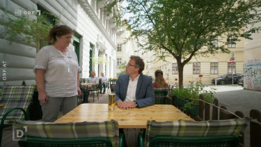 Eine Wirtin und ein Gast im Gastgarten © ORF