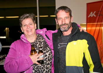 Fotos des AK Charity Kabaretts 2025. Auf den Fotos sind Gäste, Kabarettisten, CliniClowns und AK Präsident Bernhard Heinzle.