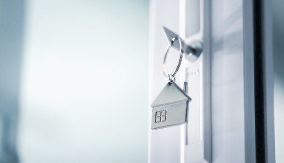 Wohnungstür mit Schlüssel © sommart , stock.adobe.com