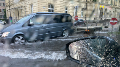 Wenn die Bregenzer Seestraße mit einem Mal ihrem Namen mehr Ehre macht, als den Autofahrern lieb ist: An plötzlichen Starkregen und Überschwemmungen herrscht mittlerweile kein Mangel mehr.