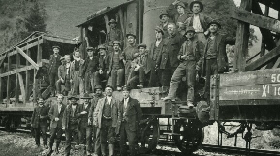 Arbeiter auf einem Wagon