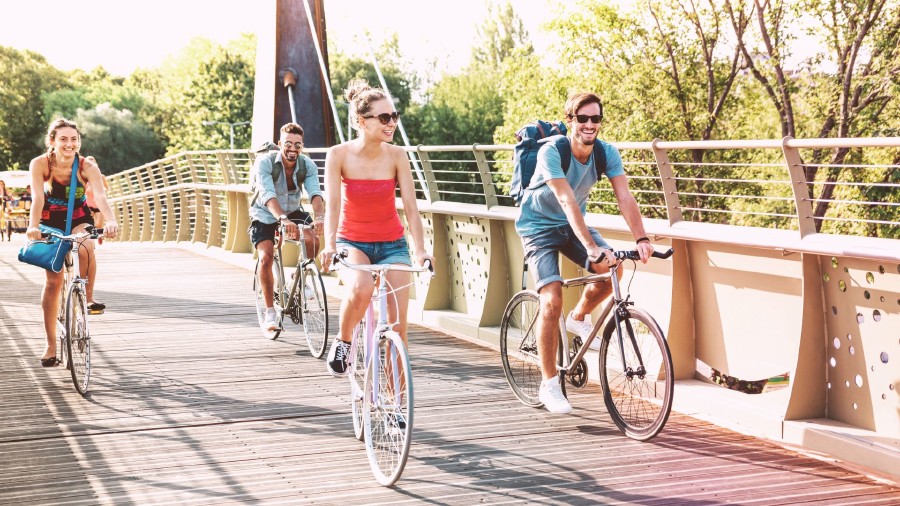 Junge Menschen fahren mit ihrem Fahrrad über eine Brücke © Mirko Vitali, Adobe Stock