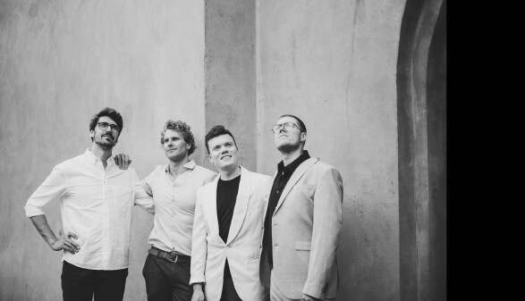 Viel Männer im Schwarz-Weiss Portrait Modus