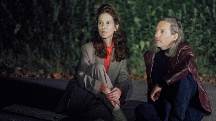 Zwei Personen sitzen auf der Straße